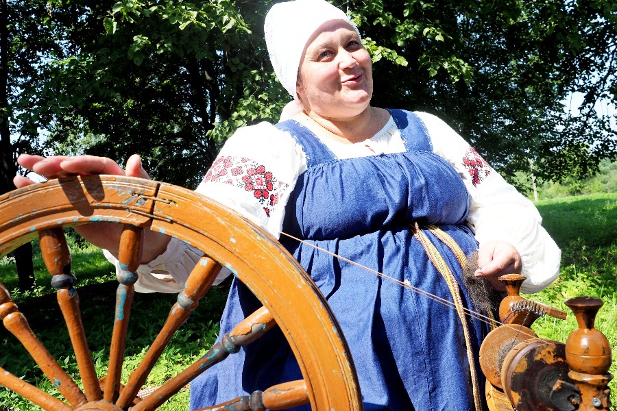 Елена Бельчева, сотрудник отдела культуры Белевского района, показывает, как прясть шерсть