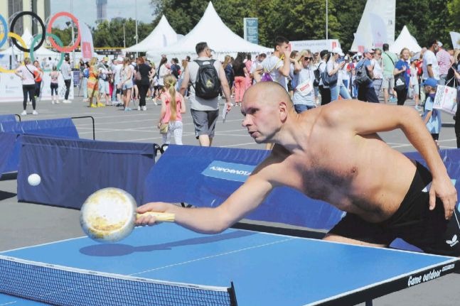 Москвич Стефан Галузинский побеждает своих соперников чудо-сковородкой, которую использует вместо ракетки