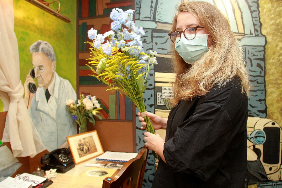 Полина Курч, правнучка известного московского врача Александра Пучкова, на открытии новой выставочной зоны в Музее скорой помощи