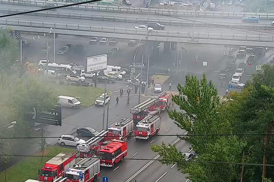 Движение ограничили на западе Москвы из-за пожара в жилом доме