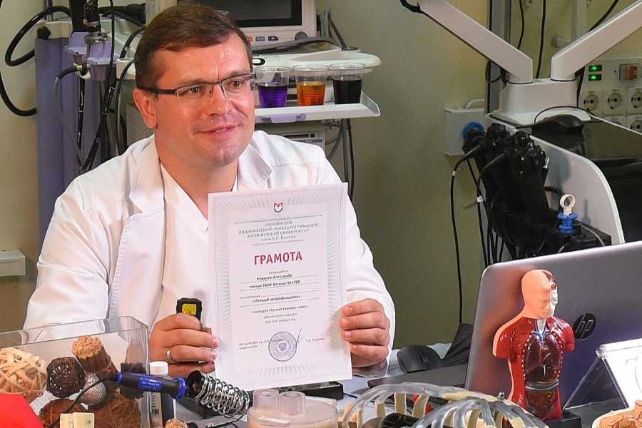 Врач-хирург Александр Гущин проводит онлайн-урок для школьников