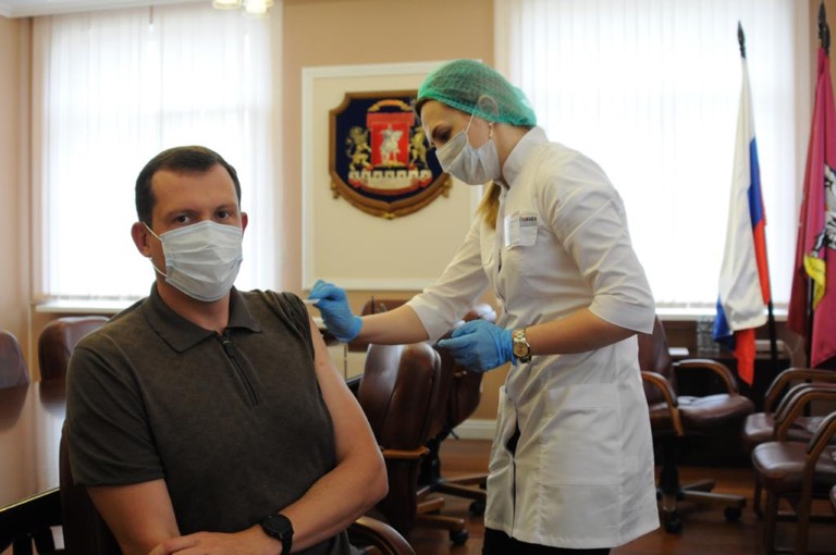 Старшая медсестра городской поликлиники № 68 Оксана Константинова делает прививку от гриппа префекту Центрального округа Москвы Владимиру Говердовскому. Эта вакцина действует год, после чего прививку стоит повторить