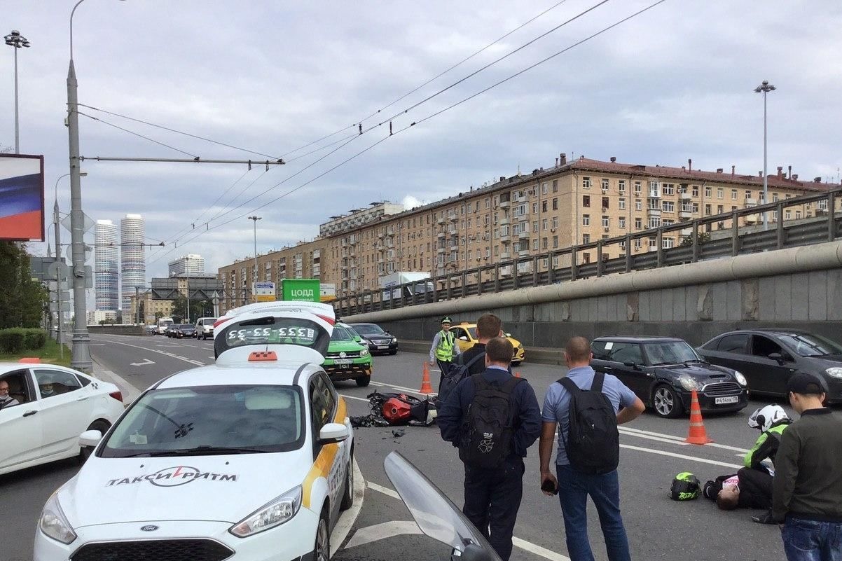 Мотоциклист и водитель такси столкнулись на северо-востоке Москвы