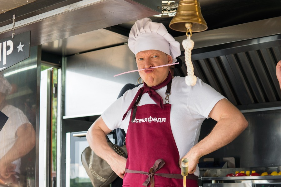 Сергей Лавыгин на съемках сериала «СеняФедя», в котором он играет роль повара Сени