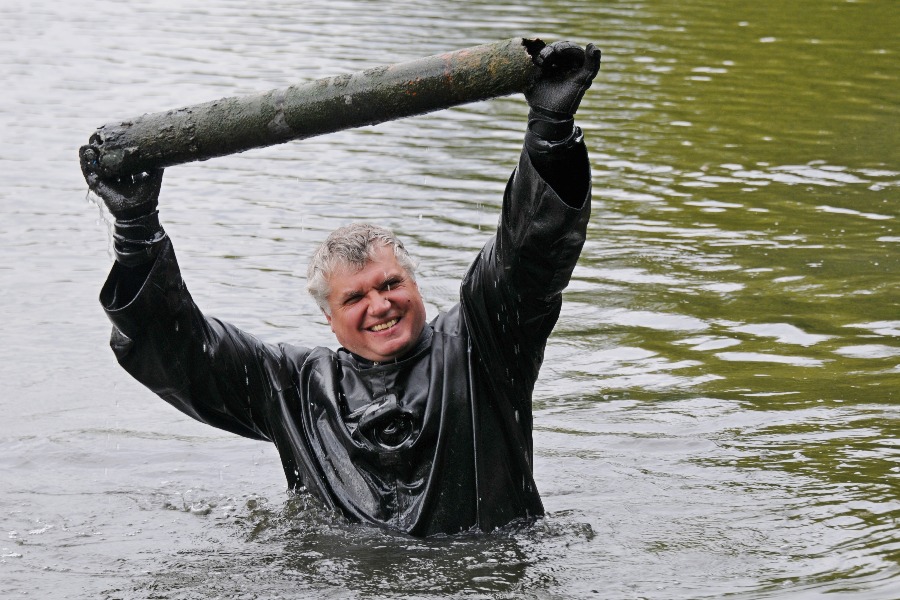 Водолаз пятого разряда Мосводостока Михаил Грекулов несет на берег трубу. Чтобы поднять ее со дна Серебряно-Виноградного пруда, водолазам пришлось прибегнуть к подводной резке