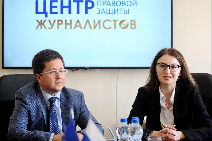 Глава секретариата Союза журналистов России Денис Токарский и директор Центра правовой защиты журналистов Анна Белозерова рассказывают о новом проекте
