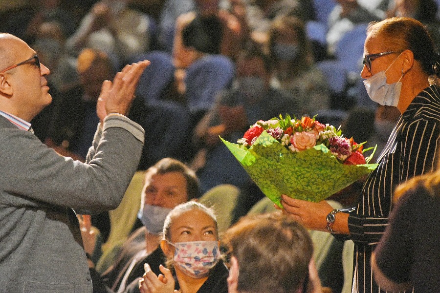 Худрук Детского музыкального театра имени Наталии Сац Георгий Исаакян поздравляет заведующую балетной труппой Елену Романову с 40-летием работы