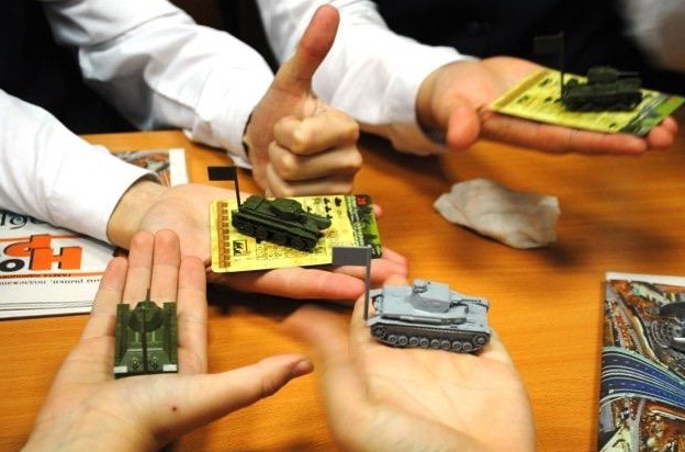 В рамках турнира по настольной игре ребята увидят миниатюрные копии советских танков