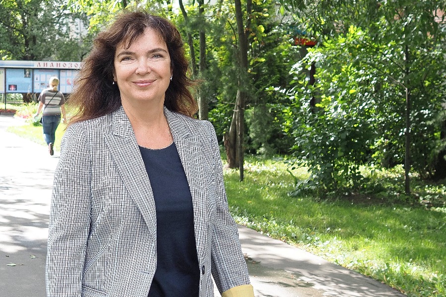 Глава управы района Лианозово Елена Колесова во время утреннего обхода территории
