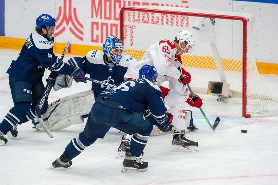 Московское «Динамо» победило «Северсталь» и вышло в четвертьфинал плей-офф КХЛ