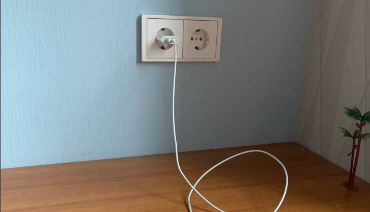 Эксперт рассказал, почему нельзя оставлять в розетке зарядное устройство