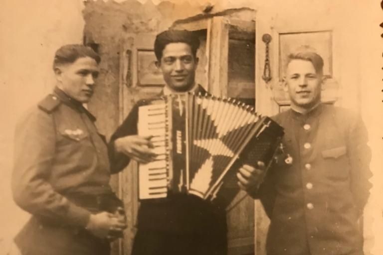 1947 год. Виктор Бердюгин (слева), муж его сестры Ахро Махмудов с аккордеоном и друг Петр Иванов в Бухаре