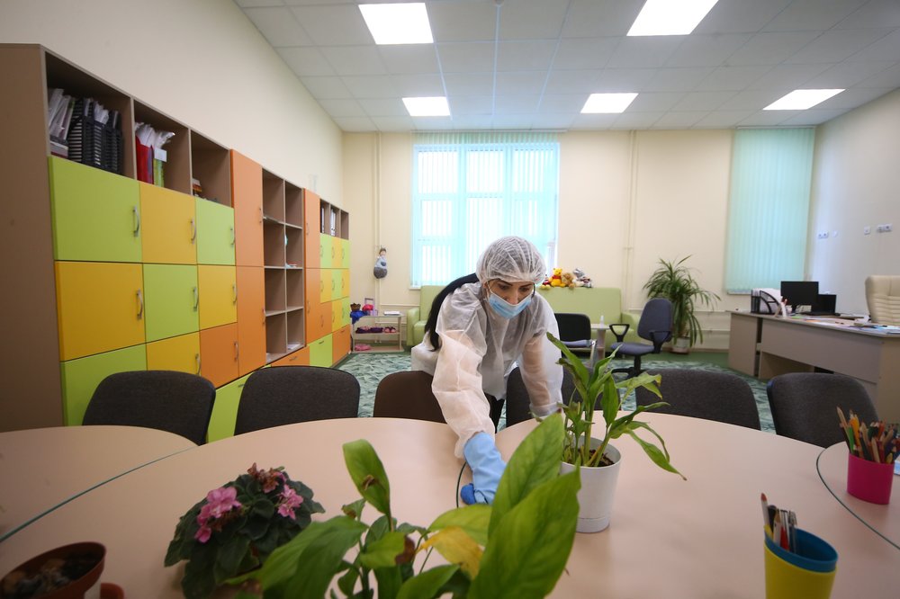 Роспотребнадзор планирует продлить санитарные меры по работе школ из-за COVID-19