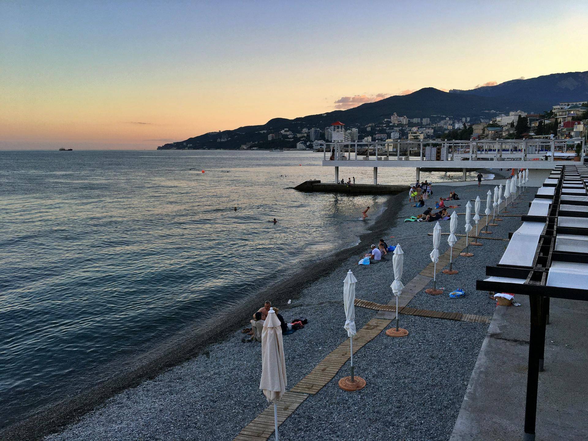 Туристке в Крыму предложили заплатить на пляже за тень от зонта