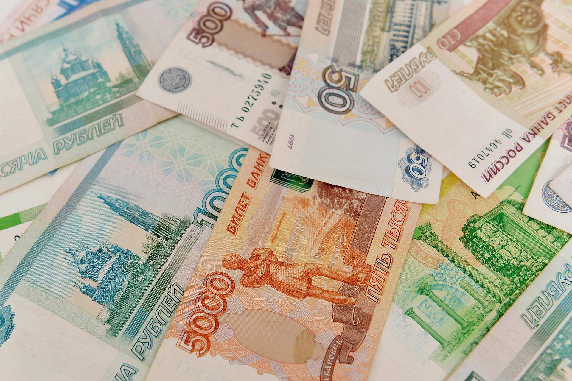 Эксперты оценили возможность второй волны сокращения зарплат
