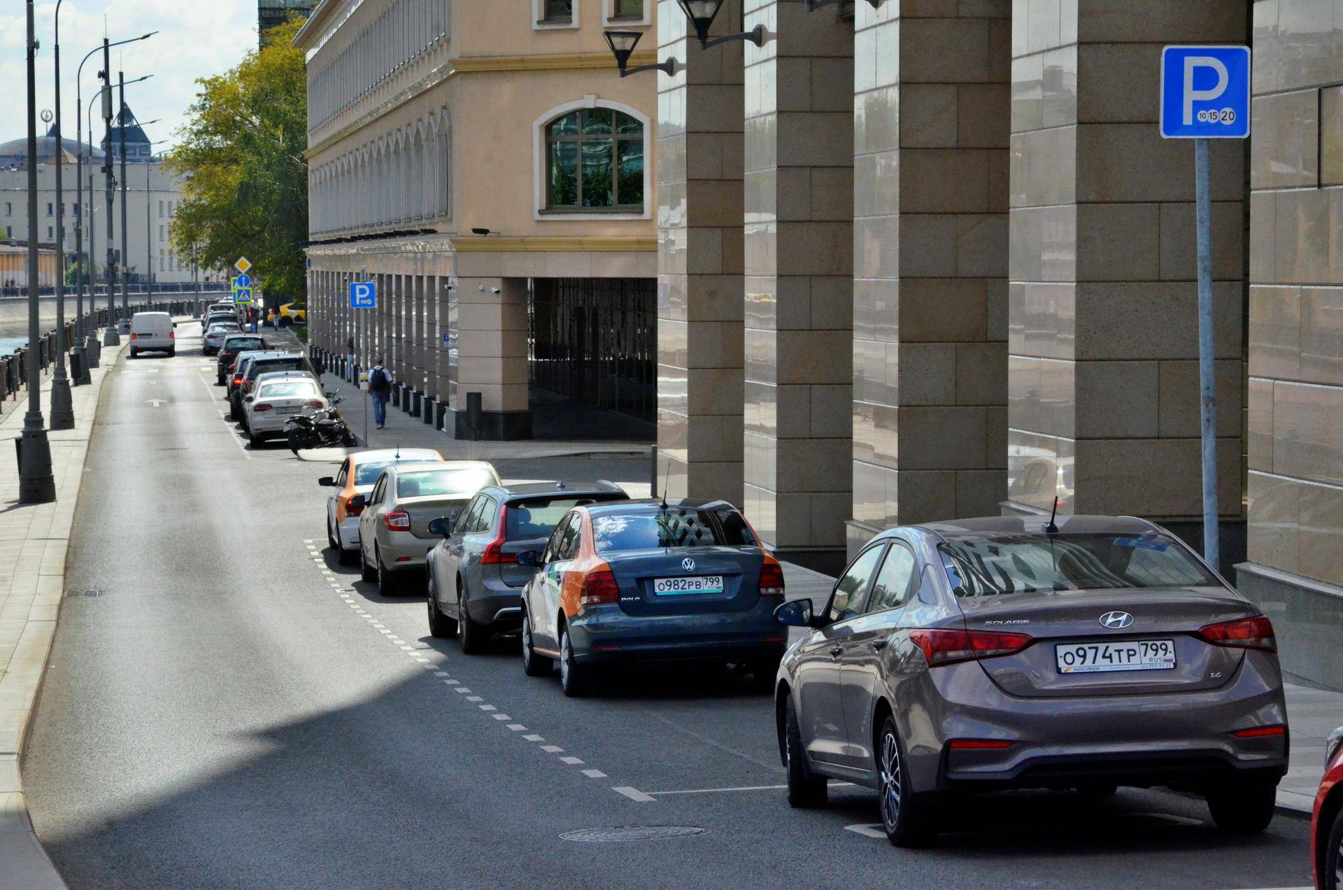 Власти Москвы заявили, что не планируют поднимать цены на парковку