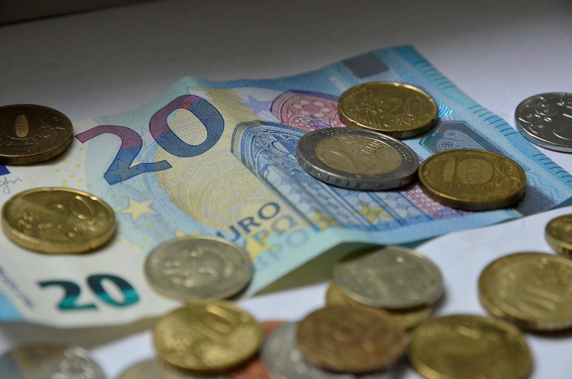 Евро снизился до 88,57 рубля, доллар упал до 74,45 рубля