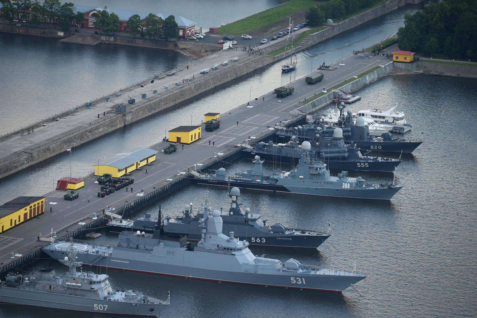 В МЧС опровергли информацию о пожаре на подлодке в Кронштадте