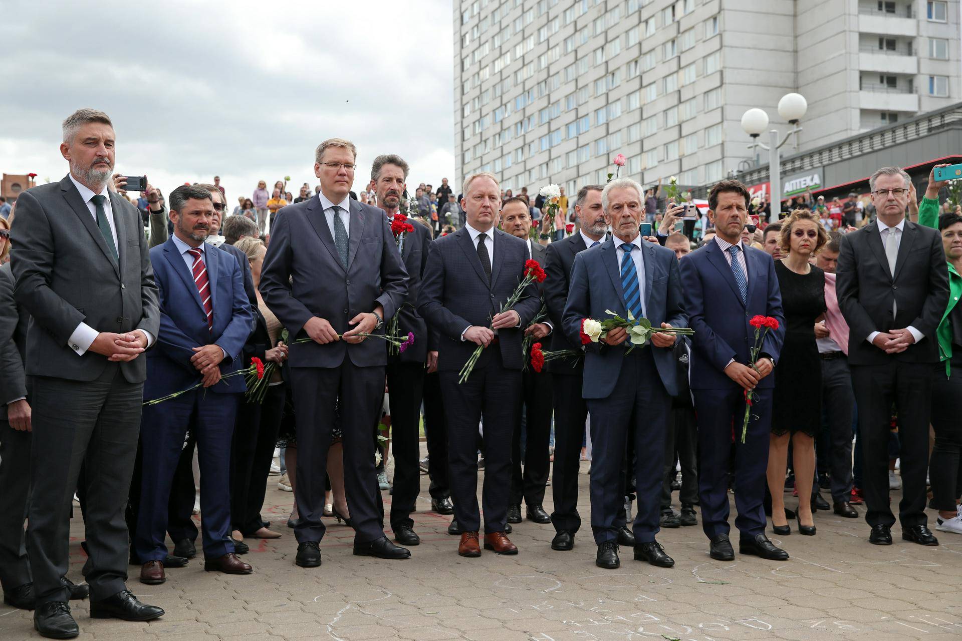 Послы стран Запада посетили мемориал в Минске в честь погибшего манифестанта