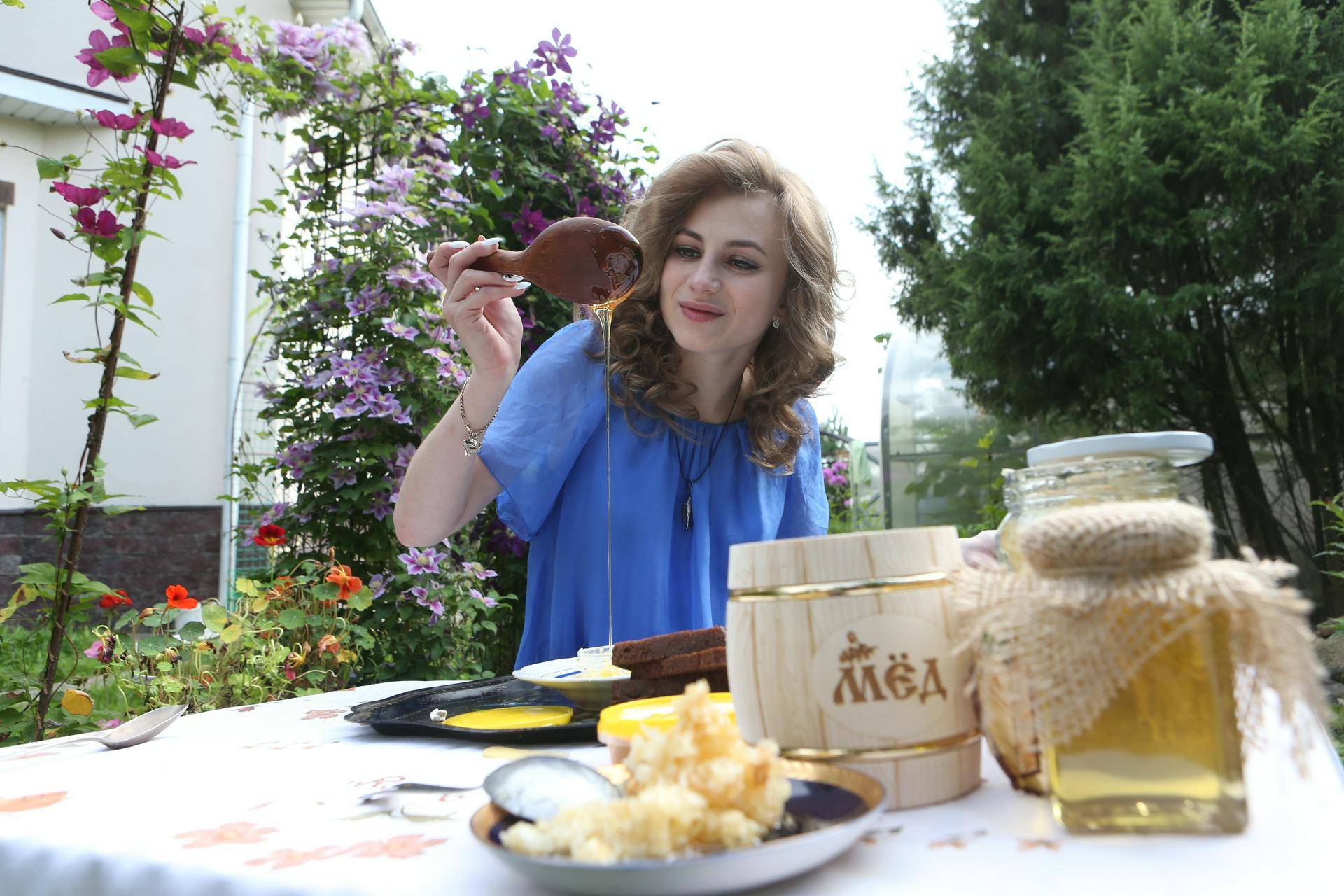 Названы два простых способа, как отличить натуральный мед от подделки