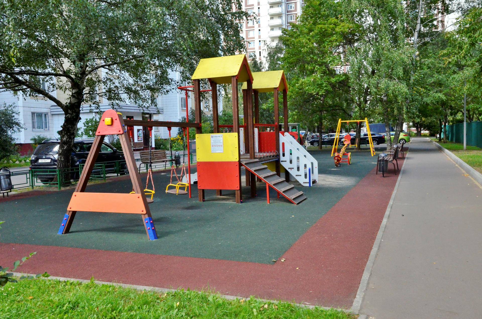 Ребенок получил травмы при падении с качелей на юго-западе Москвы