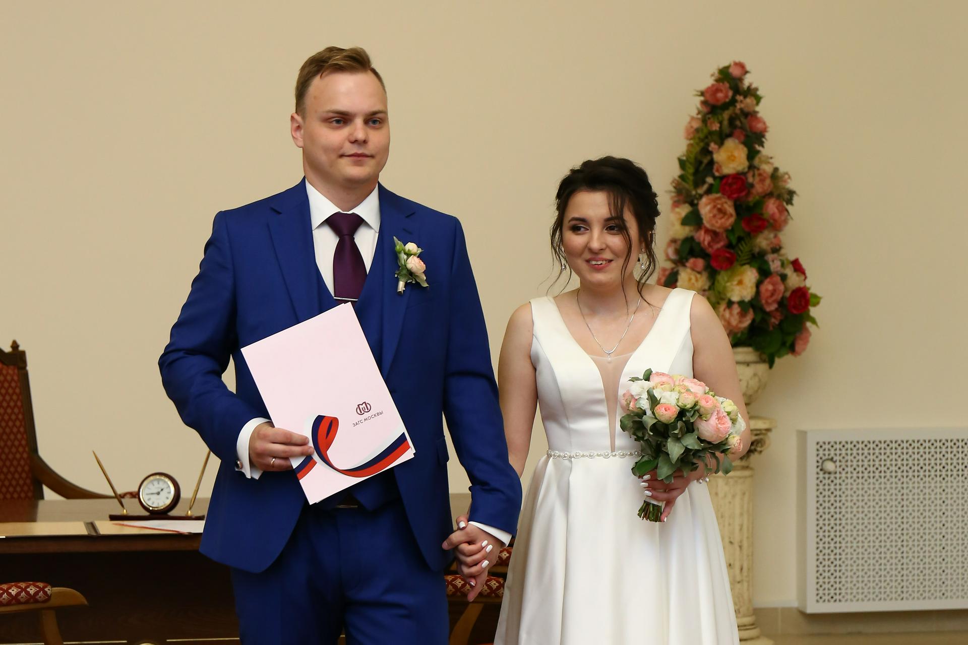 Более 50 пар поженятся в День всех влюбленных в столице