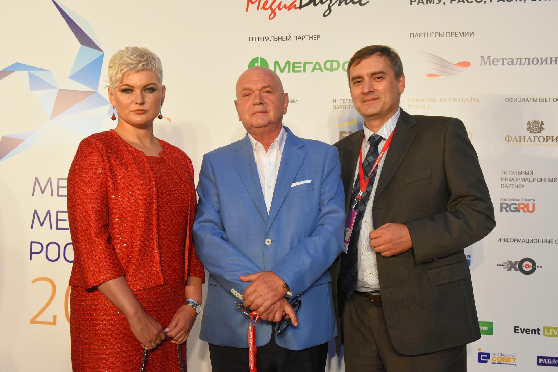 Заместитель генерального директора по закупочной деятельности и юридическому сопровождению "Вечерней Москвы" Анна Новикова, главный редактор Александр Куприянов и заместитель генерального директора по развитию и распространению Иван Курдюмов.