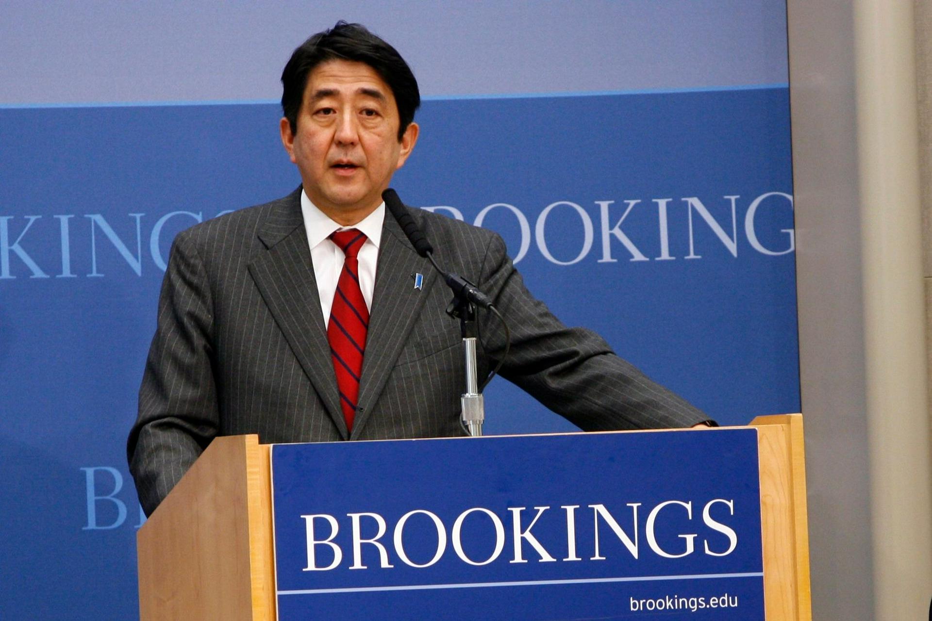 Появилось видео момента нападения на экс-премьера Японии Абэ