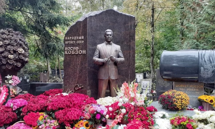 Памятник Иосифу Кобзону открыли 30 августа 2019 года