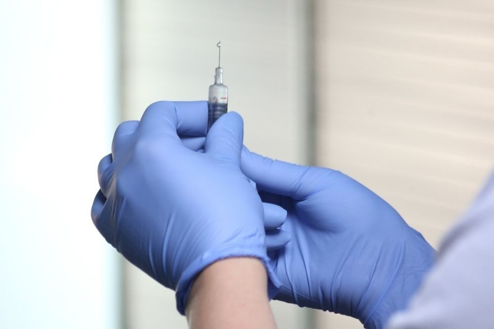 Директор Центра Гамалеи рассказал, кому нужно сделать прививку от COVID-19