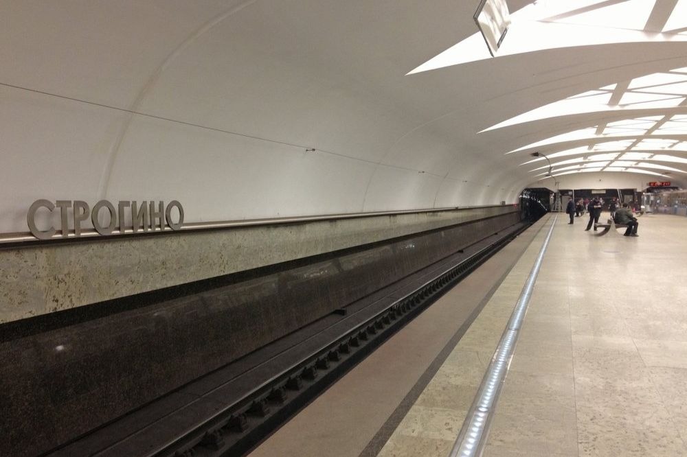 Поезда московского метро проезжают станцию «Строгино» из центра без остановки