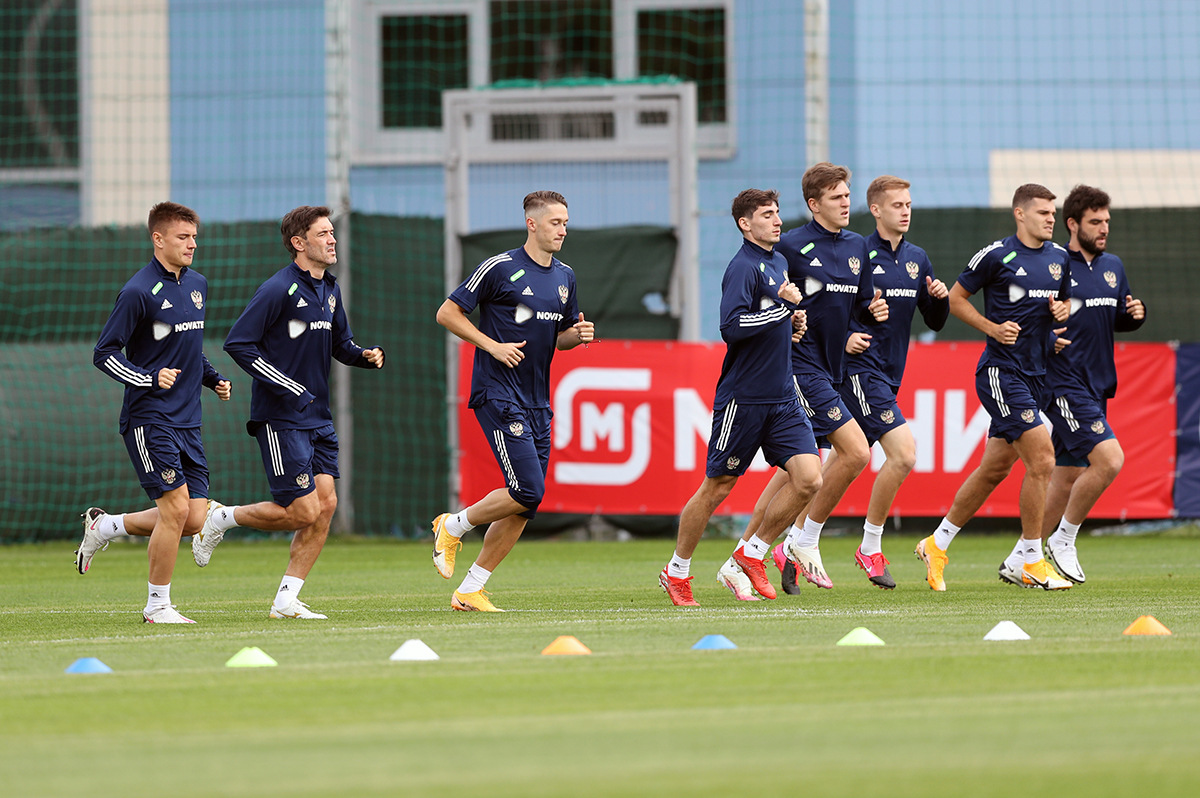 Футболисты сборной России призвали болельщиков соблюдать меры предосторожности