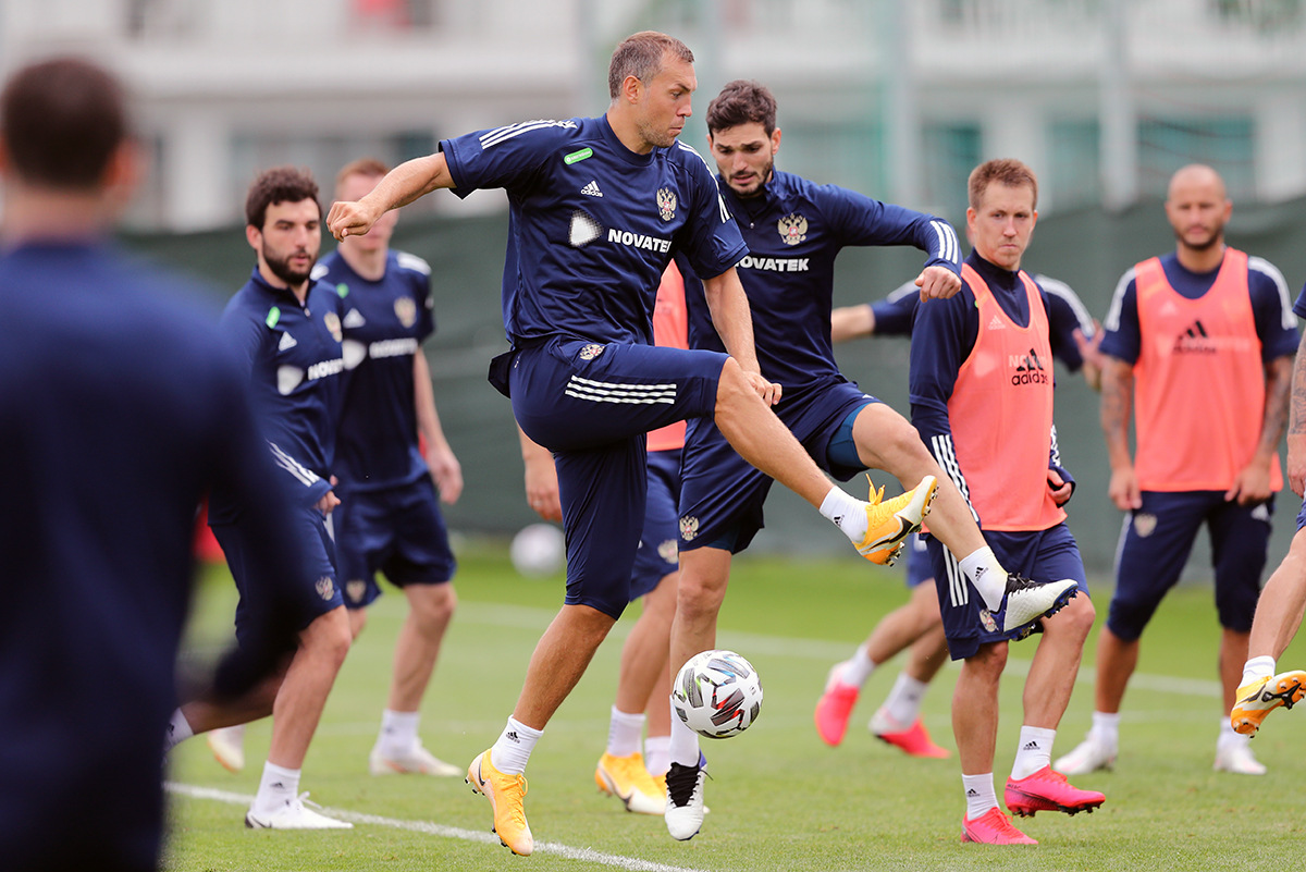 Тринадцать футболистов московских клубов вызвали в сборную России