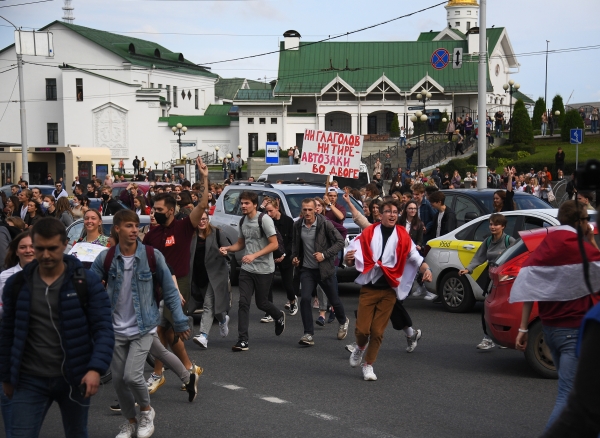 Протестующие студенты прорвали оцепление в Минске