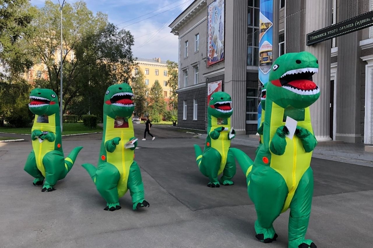 Динозавров, бегущих под песню Газманова, сняли на видео в Кемерове