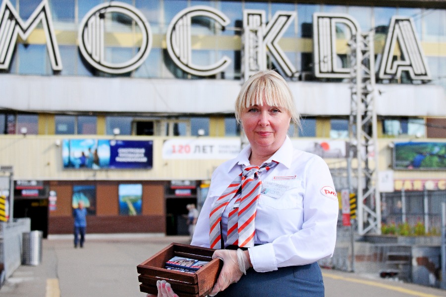 Дежурная по залу Павелецкого вокзала Людмила Орлова держит в руках коробку с шоколадками. Сладкие угощения она раздавала пассажирам в честь дня рождения железнодорожного вокзала