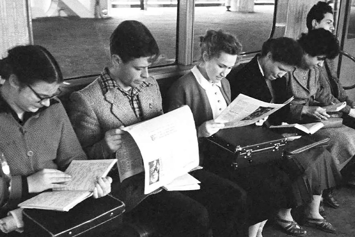 Уличная фотовыставка «Москва читающая» открылась на территории Главархива