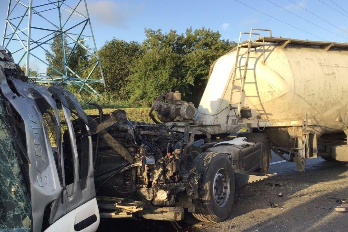 Три грузовика и автомобиль каршеринга столкнулись на МКАД