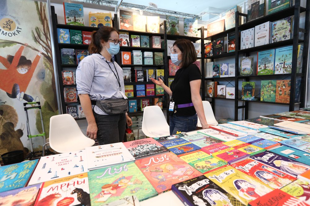 «Читатель заметно молодеет»: как изменились предпочтения москвичей в литературе