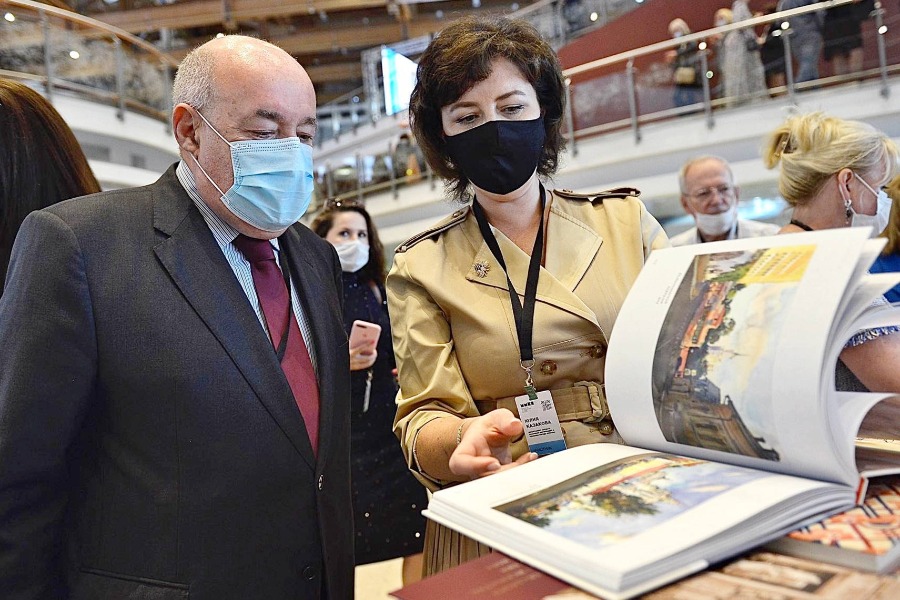 Спецпредставитель президента по международному культурному сотрудничеству Михаил Швыдкой и первый заместитель руководителя Департамента средств массовой информации и рекламы города Москвы Юлия Казакова на ММКЯ