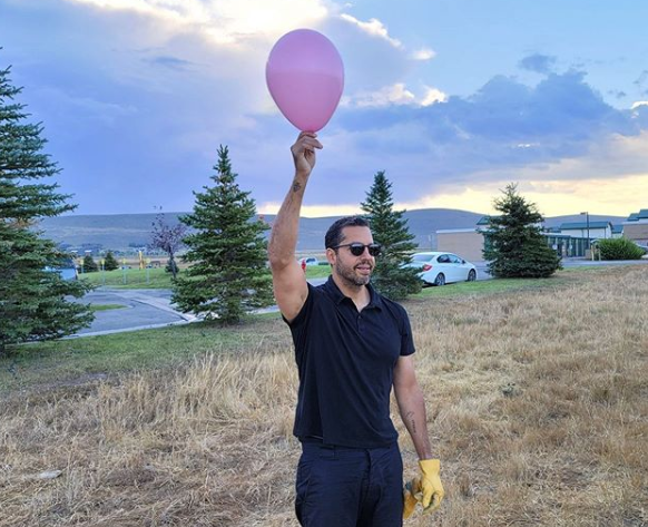 Иллюзионист Дэвид Блейн поднялся в небо на воздушных шарах