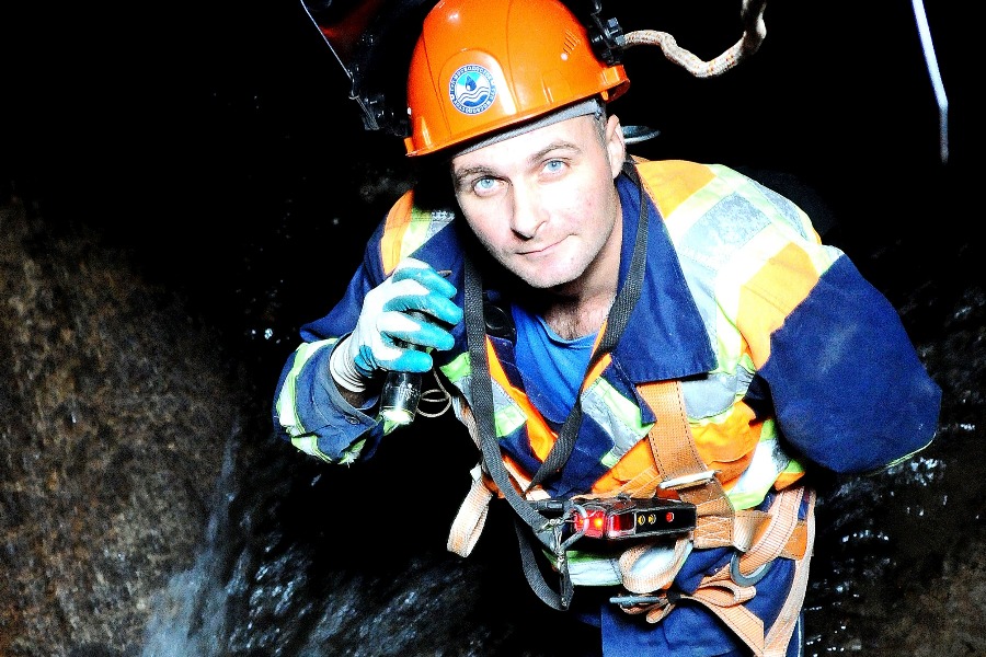 Слесарь четвертого разряда Мосводостока Сергей Фролов обследует коллектор