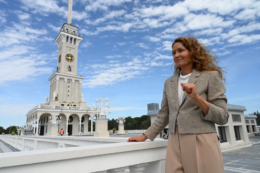 Директор Музея транспорта Москвы Оксана Бондаренко возле здания Северного речного вокзала, в котором после открытия появится экспозиция музея