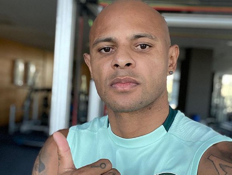 Форвард «Краснодара» Ари разулся ради босой бабушки