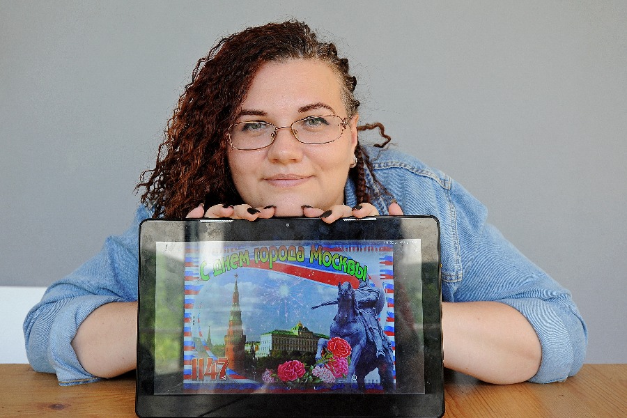 Историк и москвовед Катерина Слепова ко Дню города решила отправить электронную открытку с видами на Кремль маме и мужу