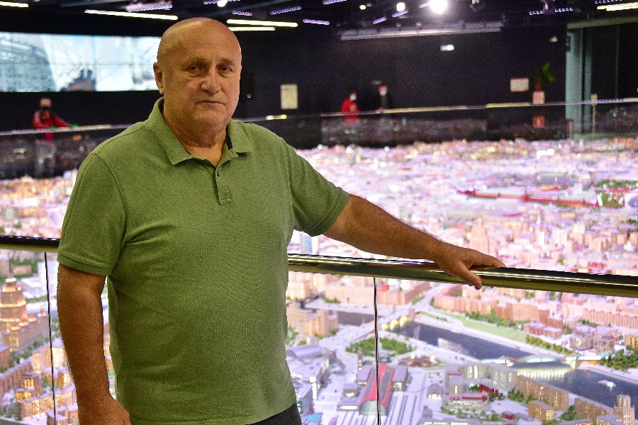 Руководитель павильона «Макет Москвы» Николай Оржиховский инспектирует его техническое состояние