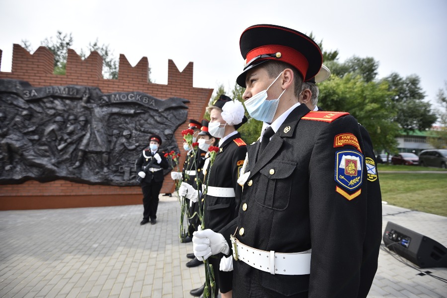 Ученики кадетского класса школы № 924 Артем Петрухин (на переднем плане) и Полина Николаева (рядом) вместе с товарищами вошли в почетный караул на церемонии открытия монумента, посвященного курсантам подмосковных училищ, проявившим героизм в годы Великой Отечественной войны