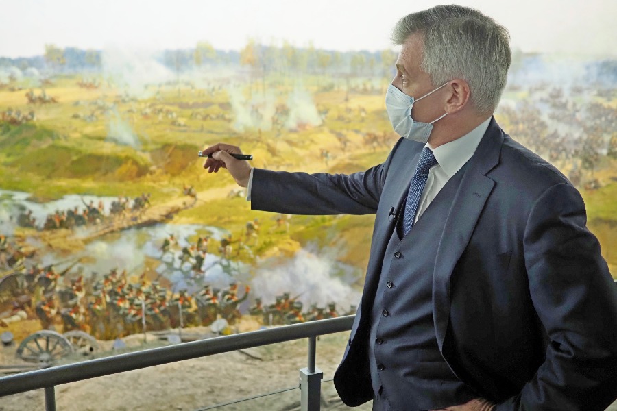 Министр правительства Москвы, глава Департамента культуры столицы Александр Кибовский в рамках культурной программы, посвященной Дню города, проводит экскурсию по экспозиции музея-панорамы «Бородинская битва»