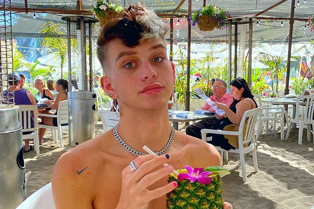 Известный бьюти-блогер умер в возрасте 17 лет