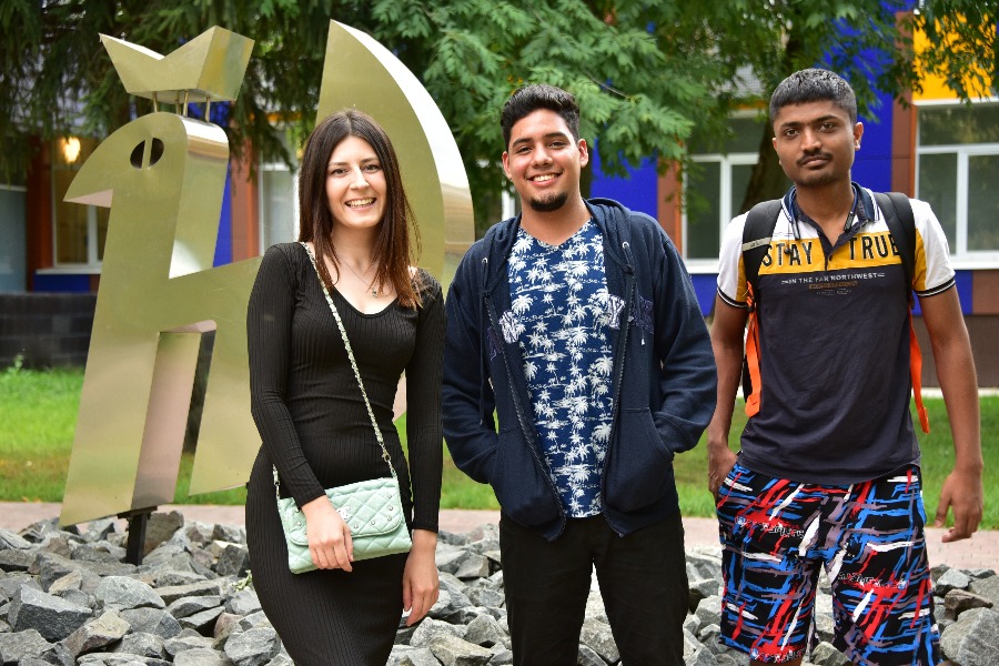 Ильдар Алушай, Энтони Коронель и Саи Раджам (слева направо) поступили в Московский физико-технический институт в этом году. Ребята легко освоились в университете благодаря помощи преподавателей и кураторов-старшекурсников